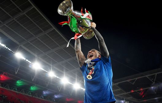 Londra, Inghilterra - 11 luglio 2021: Federico Bernardeschi col trofeo dell'Europeo vinto con l'Italia. (Foto di Paul Ellis - Pool/Getty Images) UFFICIALE – Federico Bernardeschi è un nuovo giocatore del Bologna: indosserà il numero 10- immagine 3