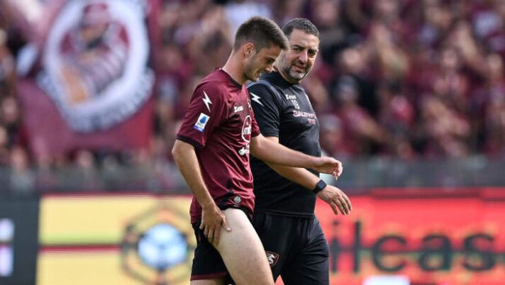SALERNO, ITALY - OCTOBER 09: Giulio Maggiore of Salernitana injured during the Serie A match between Salernitana and Hellas Verona at Stadio Arechi on October 09, 2022 in Salerno, Italy. (Photo by Francesco Pecoraro/Getty Images) Da Cuni e Kvernadze all’infortunio di Maggiore: tutto su Frosinone-Salernitana - immagine 1
