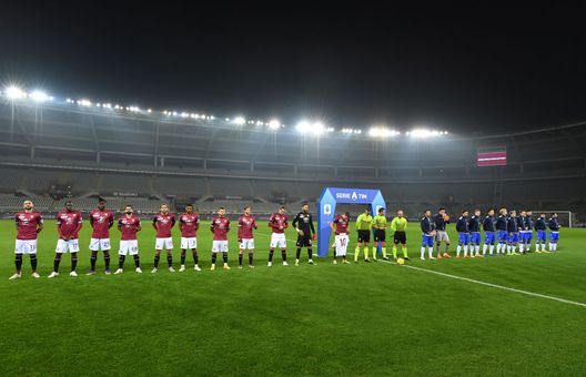 TURIN, ITALY - NOVEMBER 30: Both teams line up as Armando Izzo of Torino F.C. holds up a number 10 shirt in memory of Diego Maradona ahead of the Serie A match between Torino FC and UC Sampdoria at Stadio Olimpico di Torino on November 30, 2020 in Turin, Italy. Sporting stadiums around Italy remain under strict restrictions due to the Coronavirus Pandemic as Government social distancing laws prohibit fans inside venues resulting in games being played behind closed doors. (Photo by Valerio Pennicino/Getty Images)