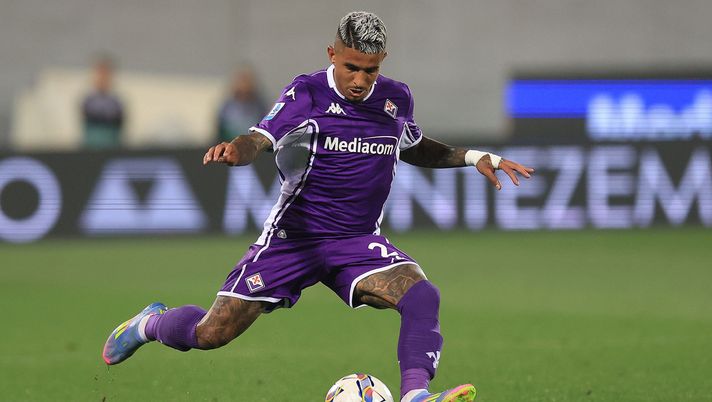 FLORENCE, ITALY - MAY 18: Domilson Cordeiro dos Santos known as Dodo of ACF Fiorentina in action during the Serie A match between Fiorentina and Bologna at Stadio Artemio Franchi on May 18, 2025 in Florence, Italy. (Photo by Gabriele Maltinti/Getty Images) Dodò consola Harder: “Le sconfitte servono per maturare. Stiamo insieme!” - immagine 1