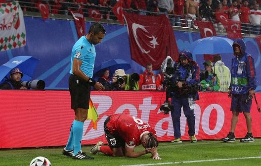 Marcel Sabitzer dell'Austria crolla a terra dopo essere stato colpito alla testa da una moneta lanciatagli dai tifosi turchi durante la partita degli ottavi di finale di UEFA EURO 2024 tra Austria e Turchia allo stadio di calcio di Lipsia il 2 luglio 2024 Dilettanti, campo squalificato per lancio di panini e ossa di bistecche- immagine 2
