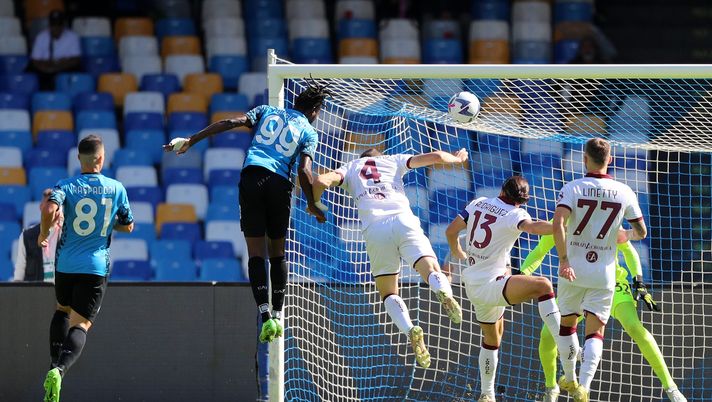 NAPLES, ITALY - OCTOBER 01: Andre Zambo Anguissa of SSC Napoli scores the first goal for his team during the Serie A match between SSC Napoli and Torino FC at Stadio Diego Armando Maradona on October 01, 2022 in Naples, Italy. (Photo by Francesco Pecoraro/Getty Images) È un Toro che non riesce a restare concentrato 90’: a Napoli fatale l’approccio - immagine 1