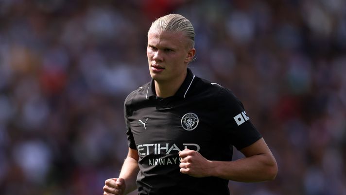 BRIGHTON, ENGLAND - AUGUST 31: Erling Haland of Manchester City during the Premier League match between Brighton & Hove Albion and Manchester City at Amex Stadium on August 31, 2025 in Brighton, England. (Photo by Justin Setterfield/Getty Images) Haaland, tre punti di sutura vicino la bocca: ha sbattuto contro la portiere del pullman - immagine 1