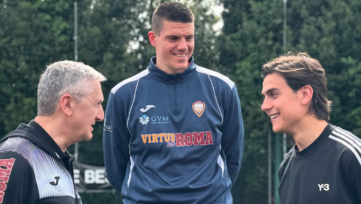 Dybala, incontro speciale con la Virtus Roma: le foto con coach Calvani e Radunic Dybala, incontro speciale con la Virtus Roma: le foto con coach Calvani e Radunic - immagine 1