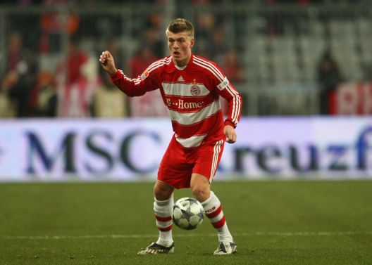 Toni Kroos corre con il pallone durante la partita di Bundesliga tra Bayern Monaco ed Energie Cottbus all'Allianz Arena il 22 novembre 2008. (Foto di Alexander Hassenstein/Bongarts/Getty Images) Bayern Real Kroos