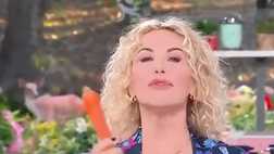VIDEO / Antonella Clerici omaggia Sinner: in diretta tv con le carote