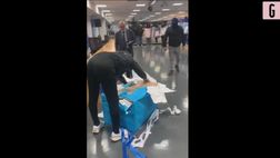 VIDEO / Gli ultrà del Napoli “regalano” a Spalletti il volante della Panda rubata