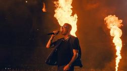 Marracash infiamma San Siro, l’Inter lo omaggia con una maglia personalizzata