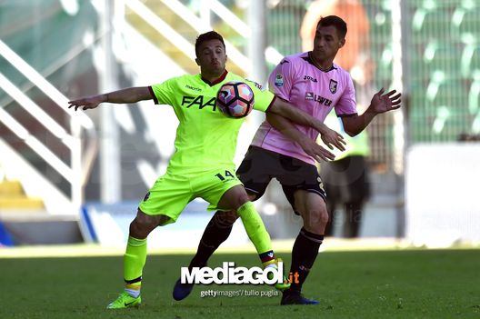 PALERMO, ITALY - APRIL 15: Federico Di Francesco (L) of Bologna controls the ball as Mato Jajalo of Palermo tackles during the Serie A match between US Citta di Palermo and Bologna FC at Stadio Renzo Barbera on April 15, 2017 in Palermo, Italy. (Photo by Tullio M. Puglia/Getty Images) Palermo, ecco il tuo figlio d’arte: Di Francesco, un big da A nel tridente di Corini- immagine 2
