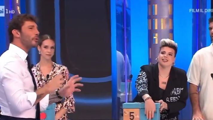 “Un po’ Pink e un po’ Emma”. La battuta di Stefano De Martino crea il gelo in studio - immagine 1