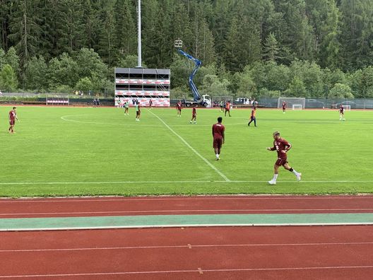 Lo staff che fa le esercitazioni con il resto della squadra nel ritiro di Santa Cristina