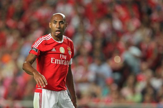 Luisao con la maglia del Benfica. (Foto di Carlos Rodrigues/Getty Images) Benfica-Sporting Lisbona, top XI all-time a confronto: chi vincerebbe per l’IA?- immagine 2