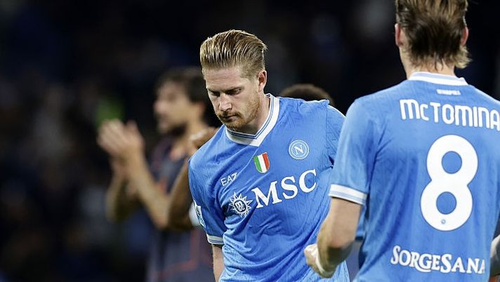 NAPLES, ITALY - OCTOBER 25: Kevin De Bruyne of SSC Napoli, instead of celebrating the goal, stops everyone due to an injury during the Serie A match between SSC Napoli and FC Internazionale at Stadio Diego Armando Maradona on October 25, 2025 in Naples, Italy. (Photo by Francesco Pecoraro/Getty Images) ULTIM’ORA – Napoli, ecco l’esito degli esami e i tempi di recupero per De Bruyne: lungo stop! - immagine 1