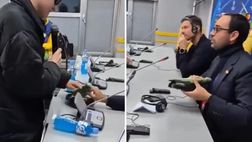 Regalano un pesce a Xabi Alonso durante la conferenza: il siparietto è virale!