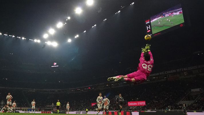 MILAN, ITALY - DECEMBER 29: Mile Svilar of AS Roma in action during the Serie match between Milan and Roma at Stadio Giuseppe Meazza on December 29, 2024 in Milan, Italy. (Photo by Claudio Villa/AC Milan via Getty Images) Roma, Svilar è super: il serbo è tra i dieci portieri più impegnati del 2024 - immagine 1