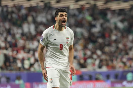 Mehdi Taremi durante la partita tra Iran ed Emirati Arabi Uniti all'Education City Stadium il 23 gennaio 2024 ad Al Rayyan, Qatar. (Foto di Lintao Zhang/Getty Images) Taremi bloccato in Iran, salta la partenza per il ritiro dell’Inter- immagine 2