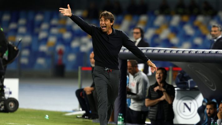 NAPLES, ITALY - OCTOBER 04: Antonio Conte SSC Napoli head coach during the Serie A match between Napoli and Como at Stadio Diego Armando Maradona on October 04, 2024 in Naples, Italy. (Photo by Francesco Pecoraro/Getty Images) De Maggio: “Ho visto un Napoli aggressivo e di personalità, Conte strepitoso” - immagine 1
