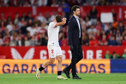 SEVILLE, SPAIN - MAY 05: Kike Salas of Sevilla FC reacts following injury during the LaLiga EA Sports match between Sevilla FC and Granada CF at Estadio Ramon Sanchez Pizjuan on May 05, 2024 in Seville, Spain. (Photo by Fran Santiago/Getty Images) Nuovo scandalo calcioscommesse in Spagna: Kike Salas rischia 3 anni di carcere - immagine 1