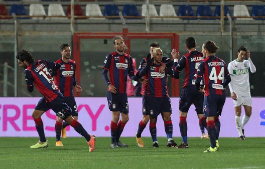 CROTONE, ITALY - FEBRUARY 14: Adam Ounas of Crotone celebrates after scoring his team's equalizing goal during the Serie A match between FC Crotone and US Sassuolo at Stadio Comunale Ezio Scida on February 14, 2021 in Crotone, Italy. (Photo by Maurizio Lagana/Getty Images) Il Crotone concede 15 tiri in media a gara: il Torino è chiamato a creare- immagine 2