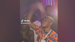 VIDEO / Osimhen festeggia Capodanno in discoteca e lancia soldi finti