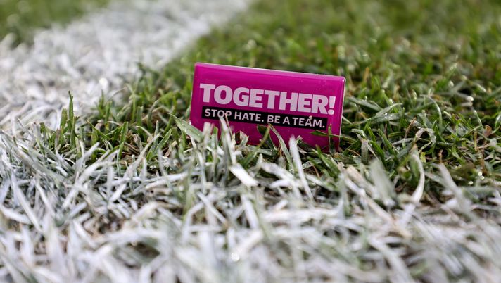 OSNABRUECK, GERMANY - MARCH 15: A badge of the campaign against racism prior to the the Second Bundesliga match between VfL Osnabrück and Fortuna Düsseldorf at Stadion an der Bremer Brücke on March 15, 2024 in Osnabrueck, Germany. (Photo by Christof Koepsel/Getty Images) Razzismo in campo: giovane giocatore del Dusseldorf lascia il campo in lacrime - immagine 1
