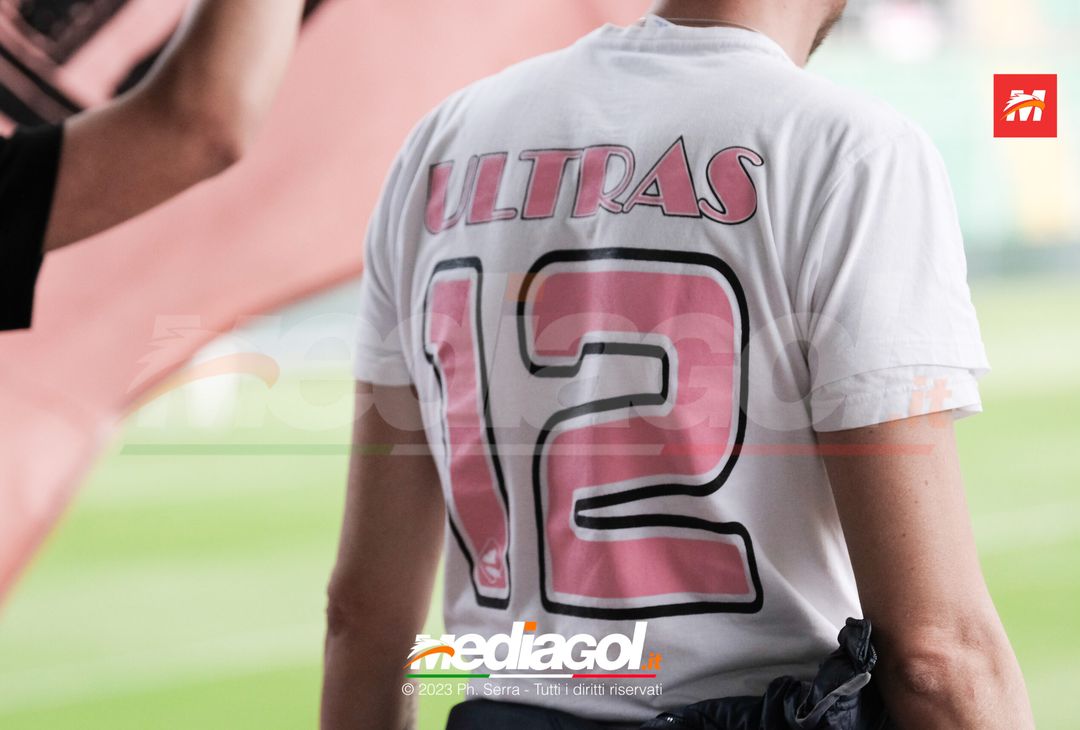 FOTO PALERMO, verso il Cagliari: la carica dei tifosi al “Barbera” (GALLERY) - immagine 23