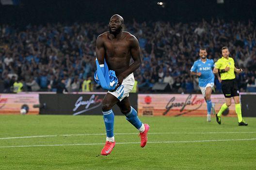 Napoli, Italia - 23 maggio 2025: Romelu Lukaku esulta dopo aver segnato contro il Cagliari. (Foto di Francesco Pecoraro/Getty Images) Napoli-Cagliari, statistiche e precedenti tra le due squadre di Serie A- immagine 3
