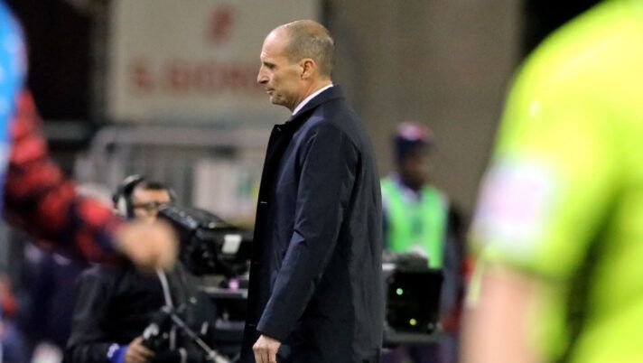 CAGLIARI, ITALY - APRIL 19: Massimiliano Allegri coach of Juventus looks on during the Serie A TIM match between Cagliari and Juventus at Sardegna Arena on April 19, 2024 in Cagliari, Italy. (Photo by Enrico Locci/Getty Images) Allegri: “Nel primo tempo avrei tolto tutti, me compreso! Chiesa, Alcaraz, Vlahovic e il futuro…” - immagine 1