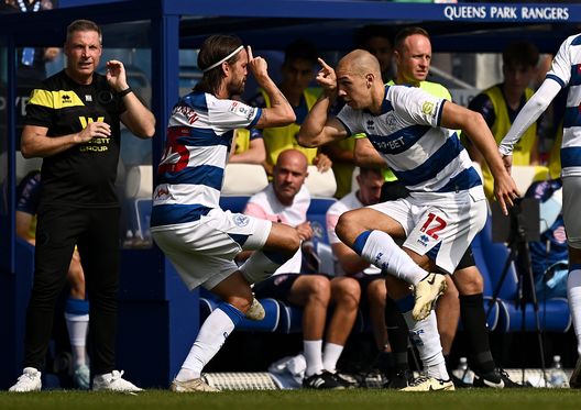 Michael Frey festeggia con il compagno di squadra Lucas Andersen dopo aver segnato durante la partita di Sky Bet Championship tra Queens Park Rangers FC e Millwall FC a Loftus Road il 21 settembre 2024 a Londra, Inghilterra. (Foto di Harry Murphy/Getty Images)