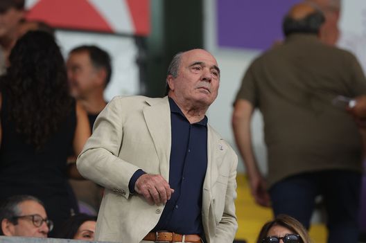 FLORENCE, ITALY - AUGUST 27: Rocco Commisso president of ACF Fiorentina looks on during the Serie A TIM match between ACF Fiorentina and US Lecce at Stadio Artemio Franchi on August 27, 2023 in Florence, Italy. (Photo by Gabriele Maltinti/Getty Images) Amrabat, Commisso perde la pazienza: cambia addirittura la formula- immagine 2
