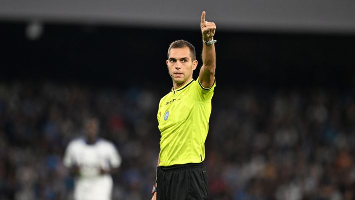 NAPLES, ITALY - NOVEMBER 01: Referee Luca Zufferli during the Serie A match between SSC Napoli and Como 1907 at Stadio Diego Armando Maradona on November 01, 2025 in Naples, Italy. (Photo by Francesco Pecoraro/Getty Images) UFFICIALE – Napoli-Milan, arbitra Zufferli: ecco chi ci sarà al Var - immagine 1