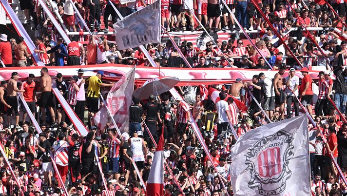 LA PLATA, ARGENTINA - NOVEMBER 2: Estudiantes de La Plata Fans during the Torneo Clausura Betano 2025 match between Estudiantes and Boca Juniors at Jorge Luis Hirschi Stadium at Jorge Luis Hirschi Stadium on November 2, 2025 in La Plata, Argentina. (Photo by German Adrasti/Getty Images) Estudiantes-Velez, formazioni e diretta tv live: dove vedere lo streaming gratis - immagine 1
