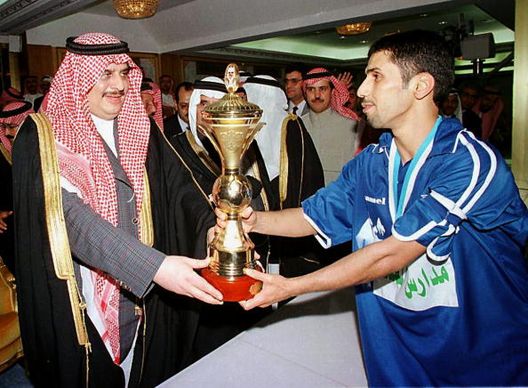 Il principe saudita Sultan Bin Fahd (a sinistra), presidente della Federazione calcistica araba, consegna la Coppa dei club arabi al capitano dell'al-Hilal saudita, Faysal Abu Ithnein, a Riyadh il 22 novembre 2000. L'al-Hilal ha vinto sull'al-Nasr per 2-1 Pioli e CR7 contro Jesus e Koulibaly: domani alle 20, il Derby di Riyadh fra Al Hilal e Al Nassr- immagine 10