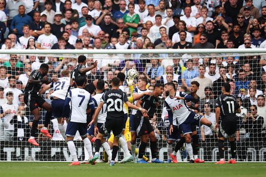 Gabriel dell'Arsenal batte Guglielmo Vicario, portiere del Tottenham Hotspur, in occasione del match di Premier League disputato al Tottenham Hotspur Stadium il 15 settembre 2024 a Londra, Inghilterra. (Foto di Alex Pantling/Getty Images) Arsenal-Tottenham, analisi e pronostico: North London derby da Goal a 1.63- immagine 3