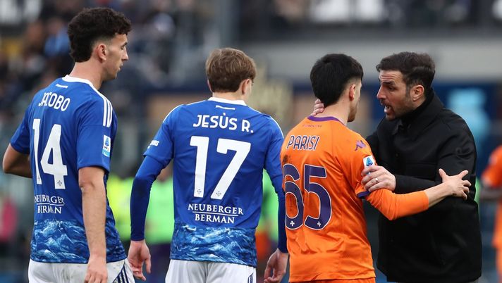 COMO, ITALY - FEBRUARY 14: Como 1907 coach Cesc Fabregas interacts with Fabiano Parisi of ACF Fiorentina during the Serie A match between Como 1907 and ACF Fiorentina at Giuseppe Sinigaglia Stadium on February 14, 2026 in Como, Italy. (Photo by Marco Luzzani/Getty Images) Gazzetta: “Fabregas aveva ragione a sottolineare la posizione bugiarda dei viola” - immagine 1