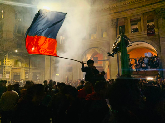 Migliaia di persone per la festa rossoblù: delirio in Piazza Maggiore (FOTO)- immagine 7