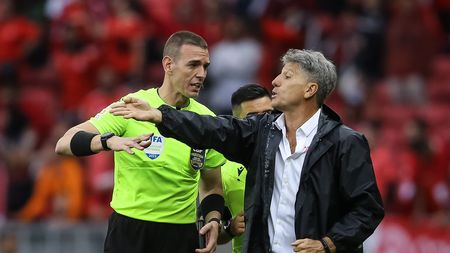 PORTO ALEGRE, BRAZIL - OCTOBER 8: Renato Portaluppi head coach of Gremio argues with assistant referee during the match between Internacional and Gremio as part of Brasileirao 2023 at Beira-Rio Stadium on October 8, 2023 in Porto Alegre, Brazil. (Photo by Pedro H. Tesch/Getty Images)
