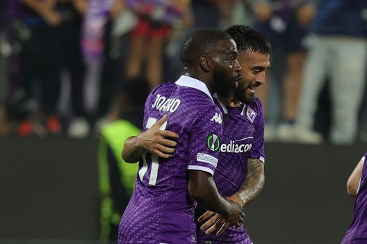 FLORENCE, ITALY - OCTOBER 5: Nanitamo Jonathan Ikoné of ACF Fiorentina anf Nicolás Iván González of ACF Fiorentina celebrates after scoring a goal during the UEFA Europa Conference League Group F match between ACF Fiorentina and Ferencvarosi TC at Stadio Artemio Franchi on October 5, 2023 in Florence, Italy. (Photo by Gabriele Maltinti/Getty Images) Cancellieri avverte: “Vincere a Firenze per dare la svolta. Ma Nico fa paura”- immagine 2