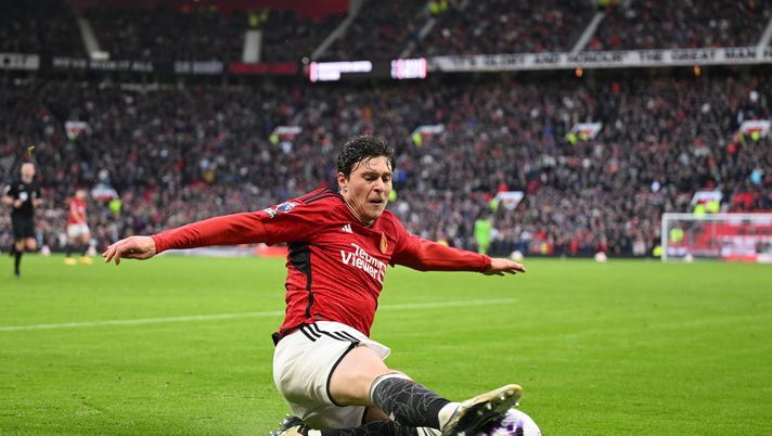 MANCHESTER, ENGLAND - FEBRUARY 24: Victor Lindelof of Manchester United in action during the Premier League match between Manchester United and Fulham FC at Old Trafford on February 24, 2024 in Manchester, England. (Photo by Michael Regan/Getty Images) Dove può giocare Lindelof con Palladino? “A tre si adatterebbe da braccetto” - immagine 1