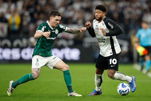 SAO PAULO, BRAZIL - AUGUST 31: Anibal Moreno (L) di Palmeiras combatte per la palla contro Memphis Depay dei Corinthians durante una partita tra Corinthians e Palmeiras come parte del Brasileirao 2025 alla Neo Quimica Arena il 31 agosto 2025 a San Paolo, Brasile. (Photo by Miguel Schincariol/Getty Images) Il Corinthians accusa il Palmeirais: “Due calciatori sono stati aggrediti dalla sicurezza”- immagine 2