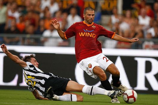 ROMA - 30 AGOSTO: Zdenek Grygera (L) della Juventus FC affronta Max Tonetto dell'AS Roma durante la partita di Serie A tra Roma e Juventus allo Stadio Olimpico il 30 agosto 2009 a Roma, Italia. (Foto di Paolo Bruno/Getty Images) Zdeněk Grygera annuncia la sua candidatura come vicepresidente della Federcalcio ceca- immagine 3