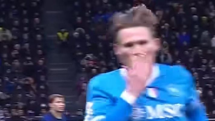 Inter-Napoli, esultanza “al bacio” di McTominay! Poi l’abbraccio di gruppo – VIDEO - immagine 1