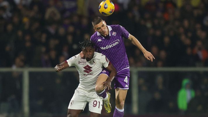 FLORENCE, ITALY - DECEMBER 29: Nikola Milenkovic of ACF Fiorentina battles for the ball with Duvan Zapata of Torino FC during the Serie A TIM match between ACF Fiorentina and Torino FC at Stadio Artemio Franchi on December 29, 2023 in Florence, Italy. (Photo by Gabriele Maltinti/Getty Images) Verso Torino-Fiorentina: dove vedere la gara in tv e streaming - immagine 1
