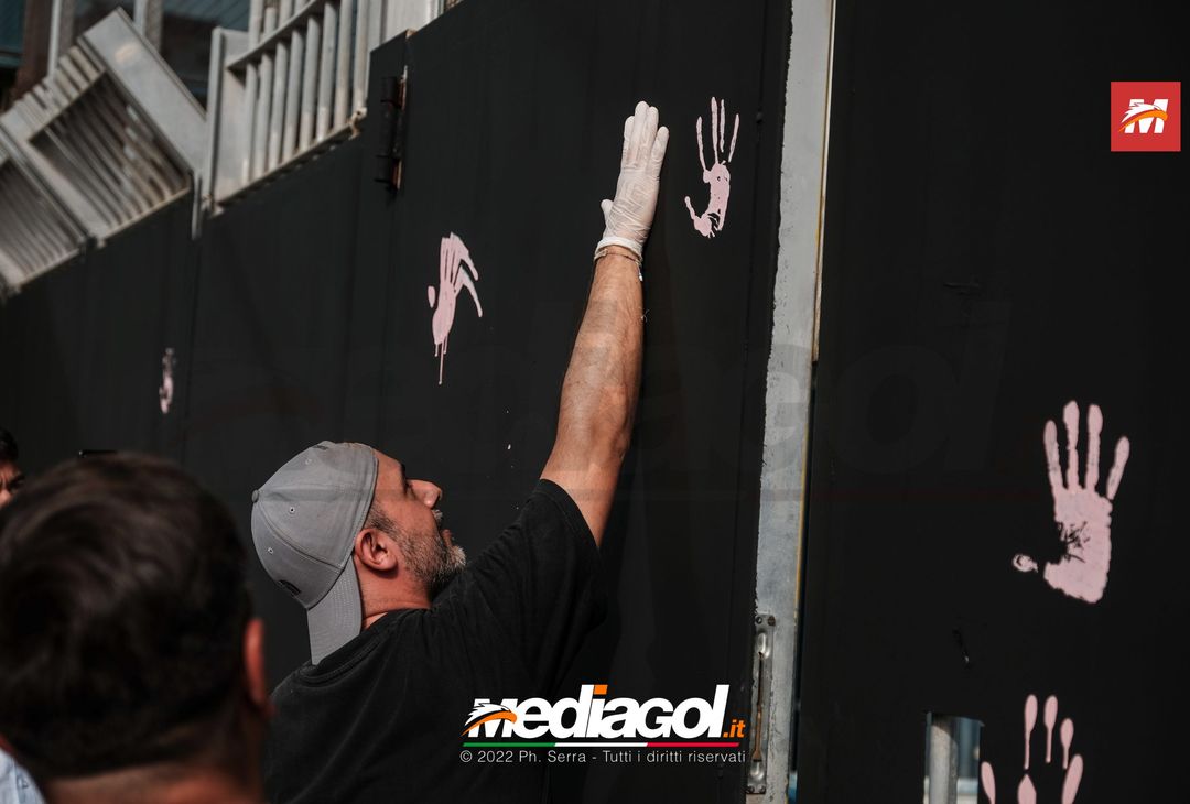 FOTO Palermo, le impronte rosa sul murales del ‘Renzo Barbera’ (Gallery) - immagine 25