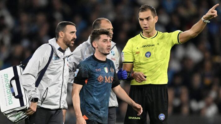 NAPLES, ITALY - NOVEMBER 01: Billy Gilmour of SSC Napoli injured during the Serie A match between SSC Napoli and Como 1907 at Stadio Diego Armando Maradona on November 01, 2025 in Naples, Italy. (Photo by Francesco Pecoraro/Getty Images) ULTIM’ORA – Napoli, brutte notizie per Gilmour: si opera, ecco il comunicato - immagine 1