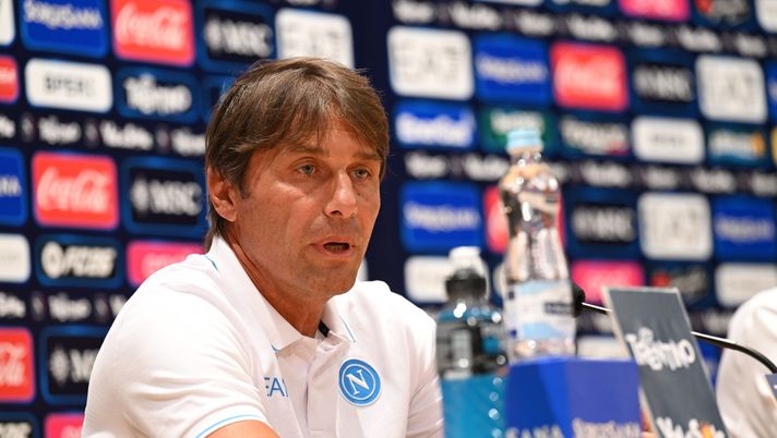 DIMARO, ITALY - JULY 18: Napoli manager Antonio Conte speaks at a press conference on July 18, 2025 in Dimaro, Italy. (Photo by SSC NAPOLI/SSC NAPOLI via Getty Images) UFFICIALE – Conte parlerà in conferenza da Castel di Sangro: data e orario - immagine 1
