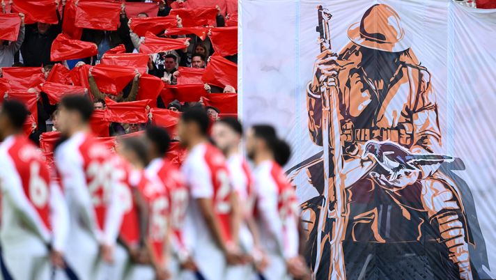 NEWCASTLE UPON TYNE, INGHILTERRA - 2 NOVEMBRE: I tifosi espongono un tifo raffigurante un membro delle forze armate in occasione del Remembrance Day, prima della partita di Premier League tra Newcastle United FC e Arsenal FC a St James' Park, il 2 novembre 2024 a Newcastle upon Tyne, Inghilterra. (Foto di Stu Forster/Getty Images) Arsenal
