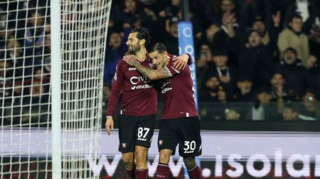 SALERNO, ITALY - DECEMBER 22: Antonio Candreva of US Salernitana celebrates after scoring his sides second goal during the Serie A TIM match between US Salernitana and AC Milan at Stadio Arechi on December 22, 2023 in Salerno, Italy. (Photo by Francesco Pecoraro/Getty Images)