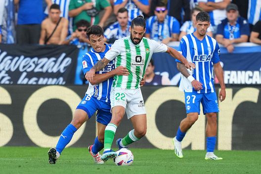 (Photo by Juan Manuel Serrano Arce/Getty Images) Betis, Isco lieta sorpresa: giocherà 25 partite e rinnoverà in automatico, alla faccia del…Siviglia- immagine 2