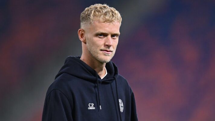 BOLOGNA, ITALY - OCTOBER 29: Jens Odgaard of Bologna FC during the Serie A match between Bologna FC 1909 and Torino FC at Renato Dall'Ara Stadium on October 29, 2025 in Bologna, Italy. (Photo by Alessandro Sabattini/Getty Images) Parma-Bologna, formazioni ufficiali: da Odgaard a Orsolini, Skorupski, Ferguson, Rowe e Cutrone, le scelte - immagine 1